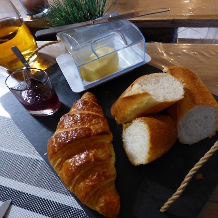 Bed and Breakfast Les Petites Brosses Montbizot Экстерьер фото