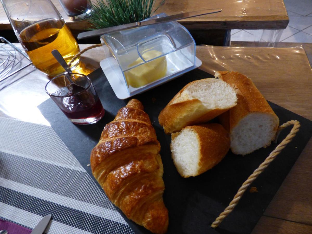 Bed and Breakfast Les Petites Brosses Montbizot Экстерьер фото